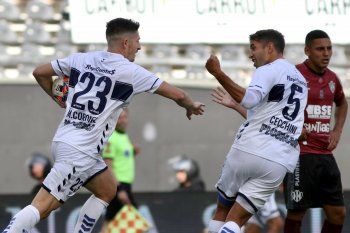 Maximiliano Coronel festeja su gol en Gimnasia con Emanuel Cecchini
