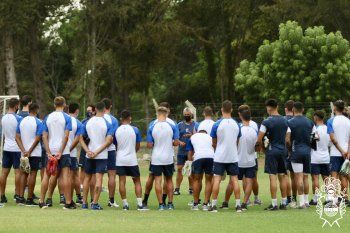 Néstor Gorosito hablándole al plantel de Gimnasia