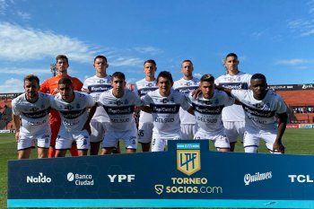 Formación de Gimnasia ante Patronato en Paraná