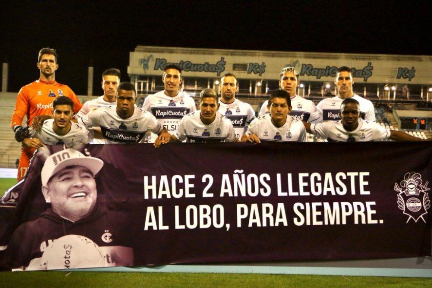 Gimnasia le rindió homenaje a Diego Maradona