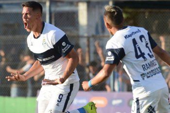Contín grita uno de sus goles en Gimnasia.