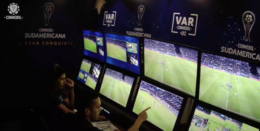 Los árbitros VAR en el partido Gimnasia vs. Goias por Copa Sudamericana