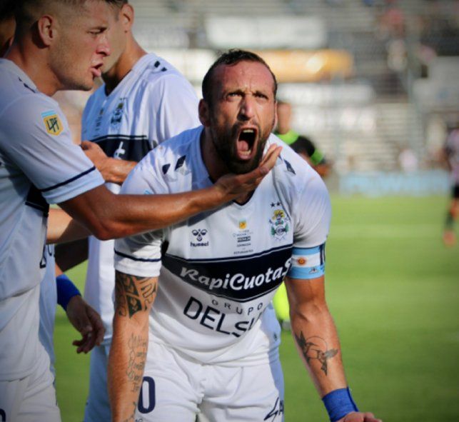 Brahian Alemán festeja su gol en el clásico entre Gimnasia y Estudiantes