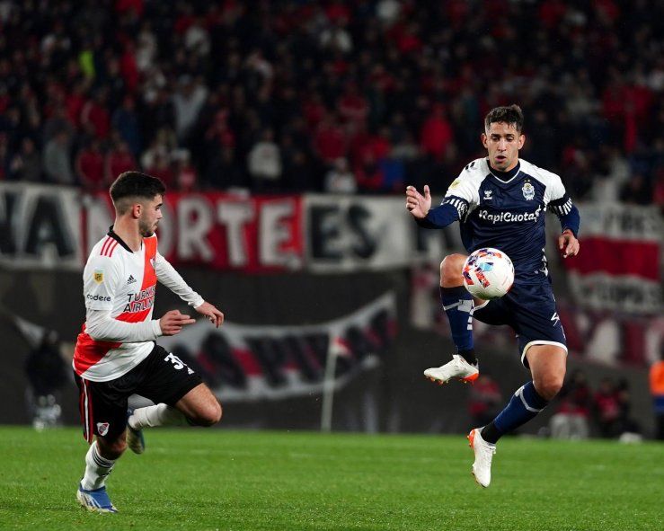 Emanuel Cecchini, en el partido entre River y Gimnasia
