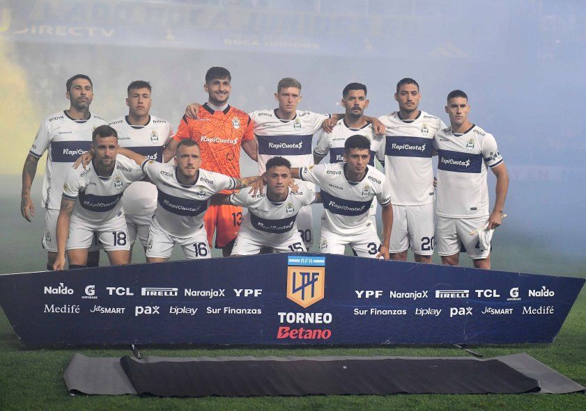 Los 11 de Gimnasia en la Bombonera ante Boca. Los 11 de Gimnasia en la Bombonera ante Boca.