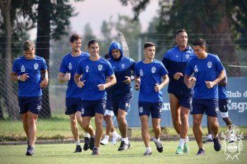 Los jugadores de Gimnasia se entrenan en Estancia Chica