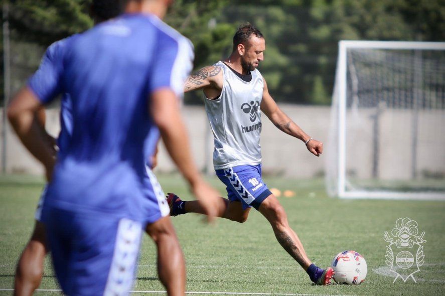 Brahian Alemán dándole a la pelota en la pretemporada de Gimnasia en Mar del Plata (Prensa GELP)