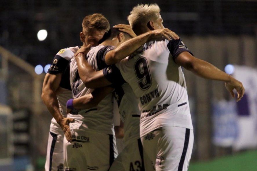 Festejo de Gimnasia en el empate ante Talleres