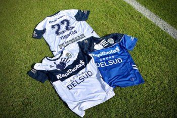 Gimnasia y las dos camisetas del modelo especial homenaje a Carlos Griguol