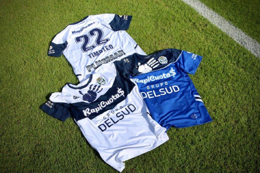 Gimnasia y las dos camisetas del modelo especial homenaje a Carlos Griguol