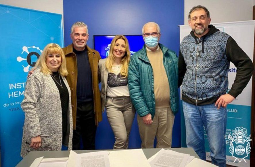 Gabriel Pellegrino en la firma del convenio que transformó a Gimnasia en club donante