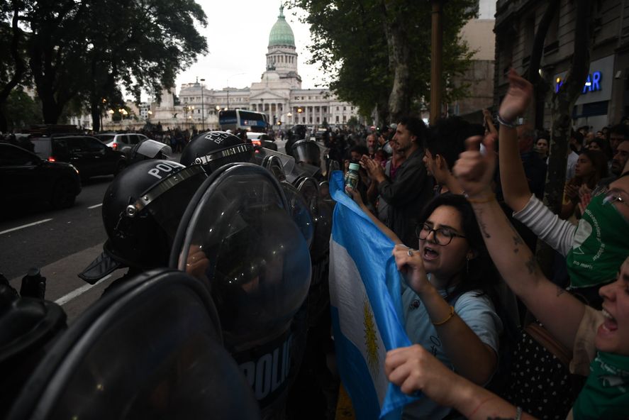 Represión ante la protesta por los recortes.