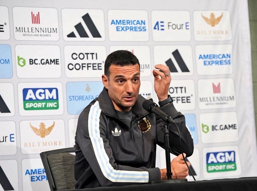 Scaloni en plena conferencia y con la nueva indumentaria de la Selección. Scaloni en plena conferencia y con la nueva indumentaria de la Selección.