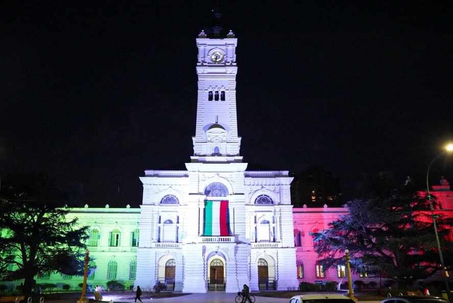 En vísperas de la fecha, el viernes 31 se iluminó el Palacio Municipal en el 78° aniversario de la proclamación de la República italiana En vísperas de la fecha, el viernes 31 se iluminó el Palacio Municipal en el 78° aniversario de la proclamación de la República italiana
