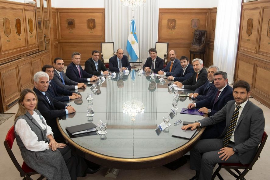 Gobernadores de Juntos reunidos con funcionarios del Gobierno Nacional para abordar la nueva ley ómnibus.