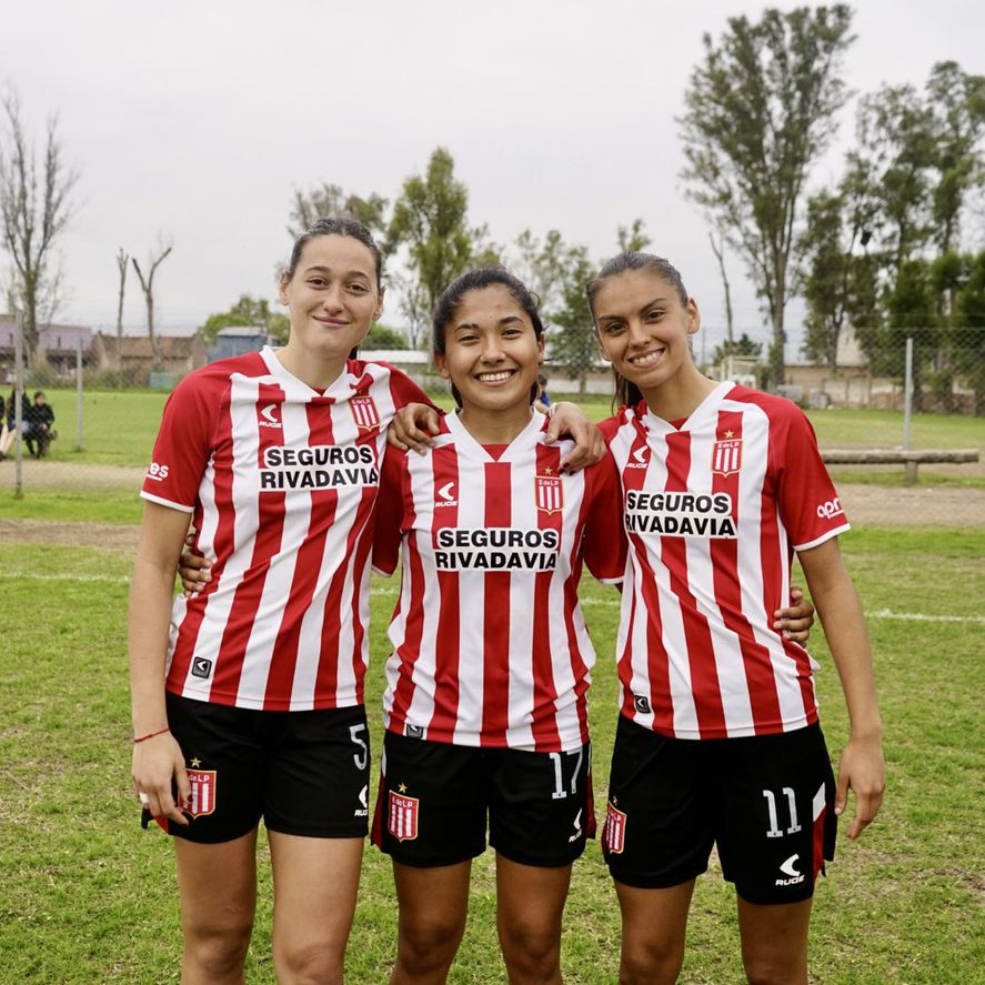 Las tres goleadoras del fútbol femenino de Estudiantes en Ingeniero Maschwitz. Las tres goleadoras del fútbol femenino de Estudiantes en Ingeniero Maschwitz.