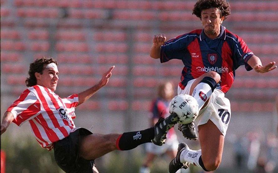 Gorosito, hoy DT de Gimnasia, con la camiseta de San Lorenzo en su etapa como jugador.