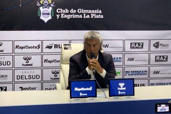 Néstor Gorosito técnico de Gimnasia en el estadio del Bosque
