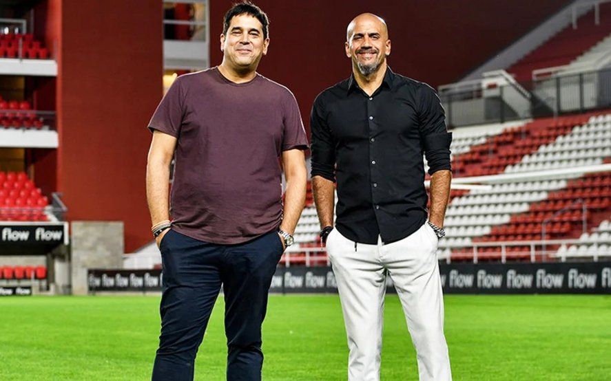 Martín Gorostegui y Juan Sebastián Verón en la cancha de Estudiantes. (Foto: prensa EDLP)
