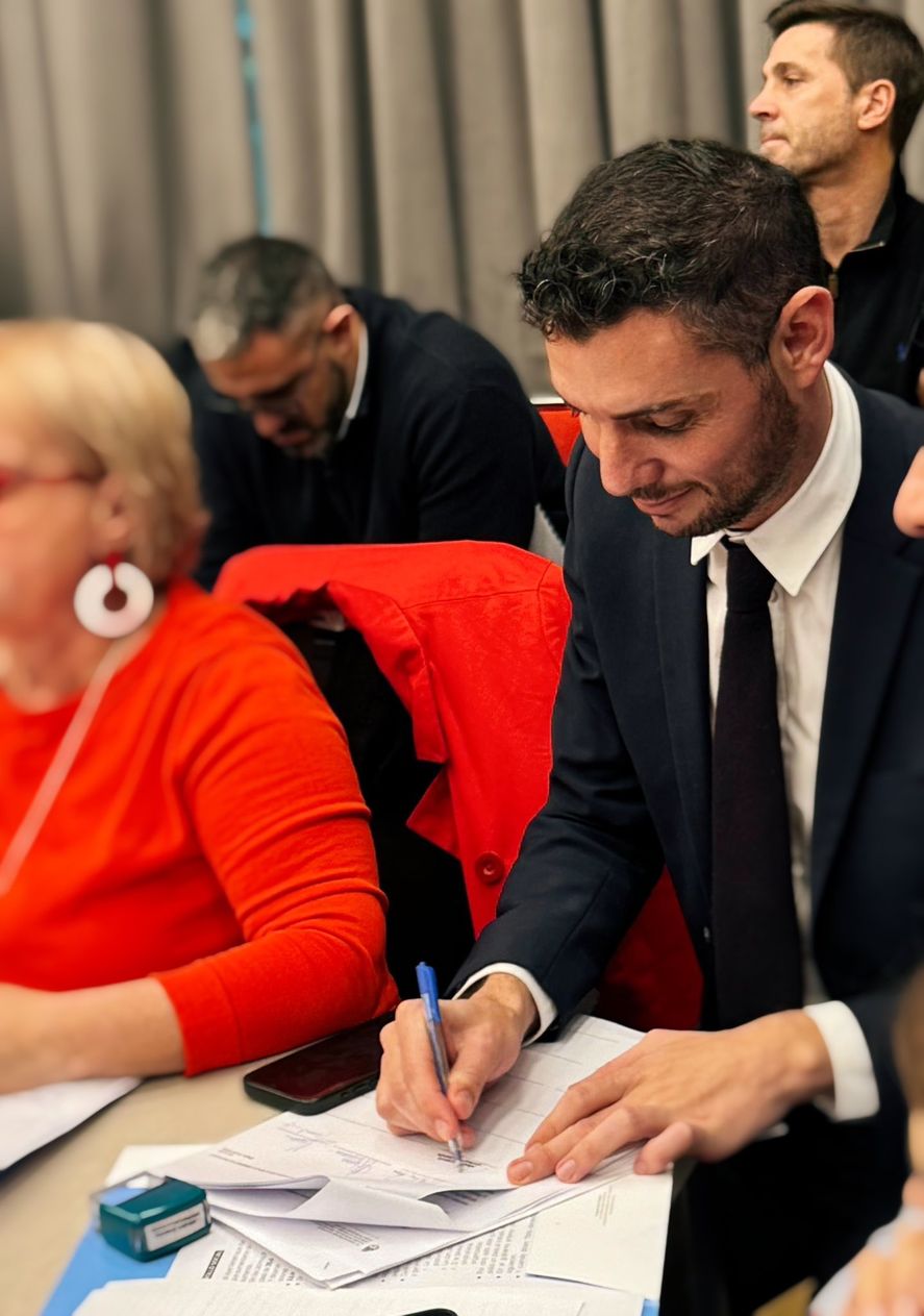 Damián Arabia, diputado nacional del PRO, presentó un proyecto de ley para encarcelar a quiénes apedrean el Congreso. Damián Arabia, diputado nacional del PRO, presentó un proyecto de ley para encarcelar a quiénes apedrean el Congreso.