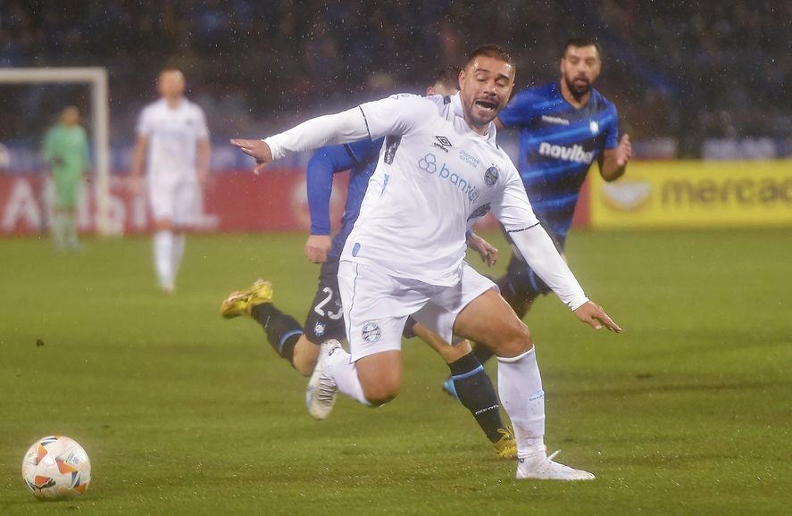 Bajo una lluvia torrencial, Gremio le ganó a Huachipato y dejó a Estudiantes afuera de todo.