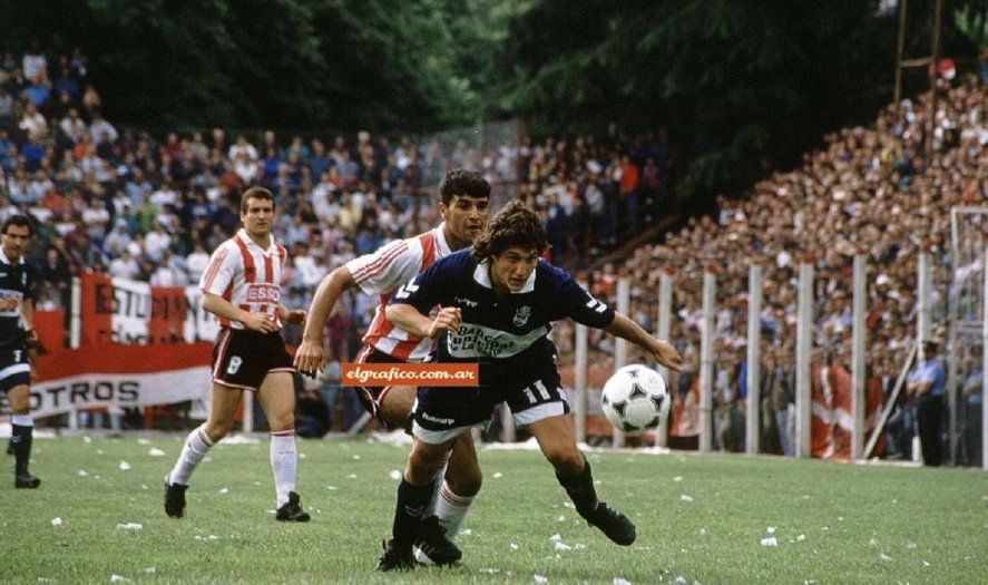 Guillermo Barros Schelotto jugando con Gimnasia un clásico