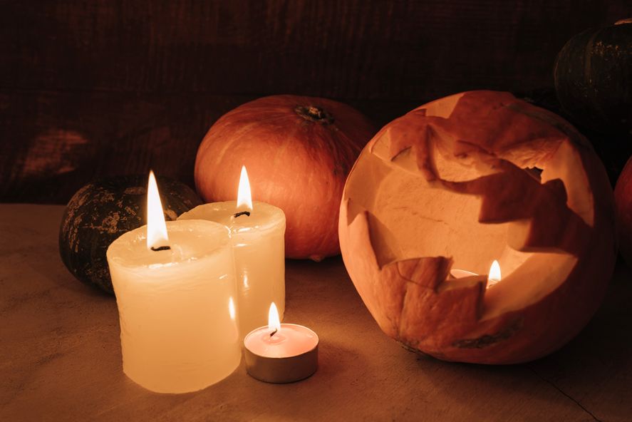 En octubre se celebra Halloween, un evento donde niños y adultos se disfrazan y hacen bromas.