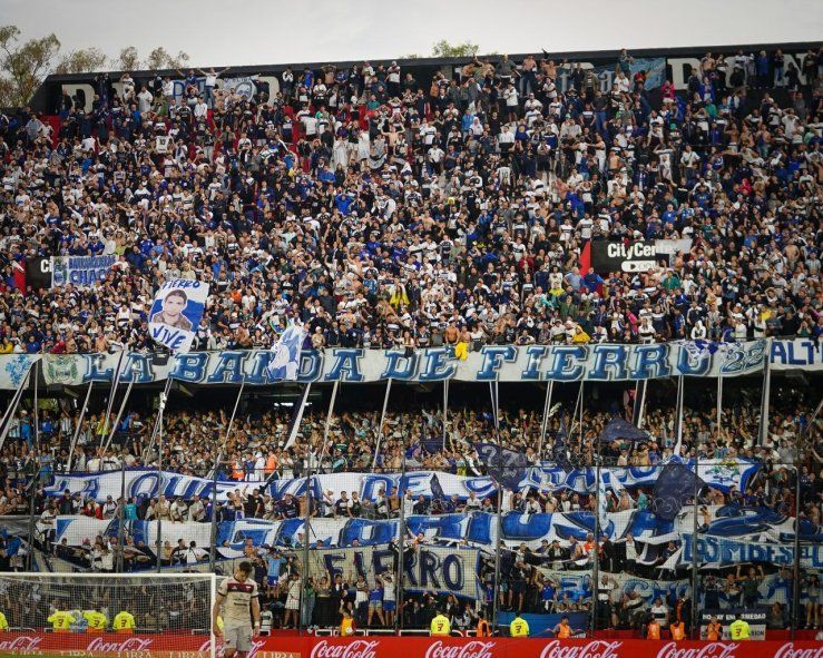 Los hinchas de Gimnasia en la cancha de Newells, donde volverán a jugar por Copa Argentina