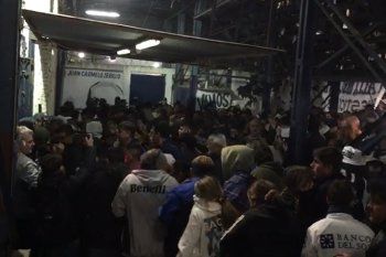 Hinchas de Gimnasia huyen del Bosque ante los gases lacrimógenos
