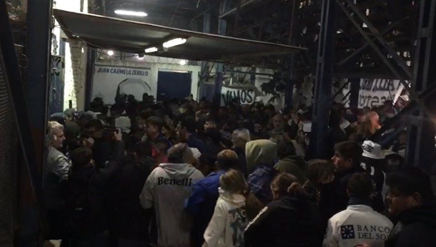 Hinchas de Gimnasia huyen del Bosque ante los gases lacrimógenos