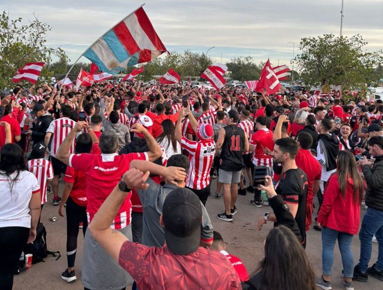 Hinchas de Estudiantes en Córdoba, en la previa de la semifinal de la Copa de la Liga Profesional ante Boca Hinchas de Estudiantes en Córdoba, en la previa de la semifinal de la Copa de la Liga Profesional ante Boca