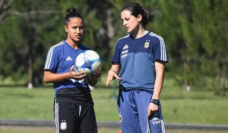 Hirmbruchner junto a Dalila Ippolito en la Selección de fútbol femenino.