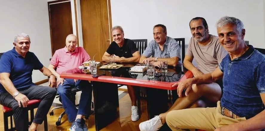 Bilardo y sus dirigidos: Burruchaga, Ruggeri, Garré, Batista y Giusti,