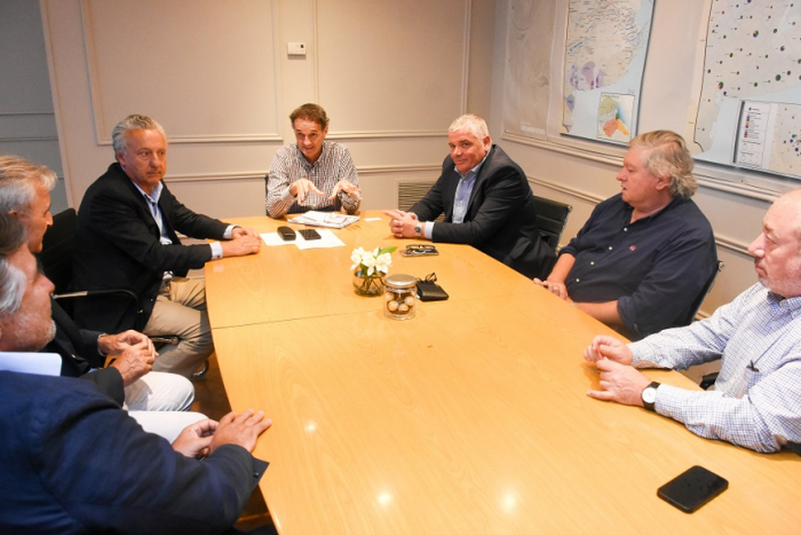 Gabriel Katopodis, ministro de Obras Públicas bonaerense, junto a miembros de CAMARCO