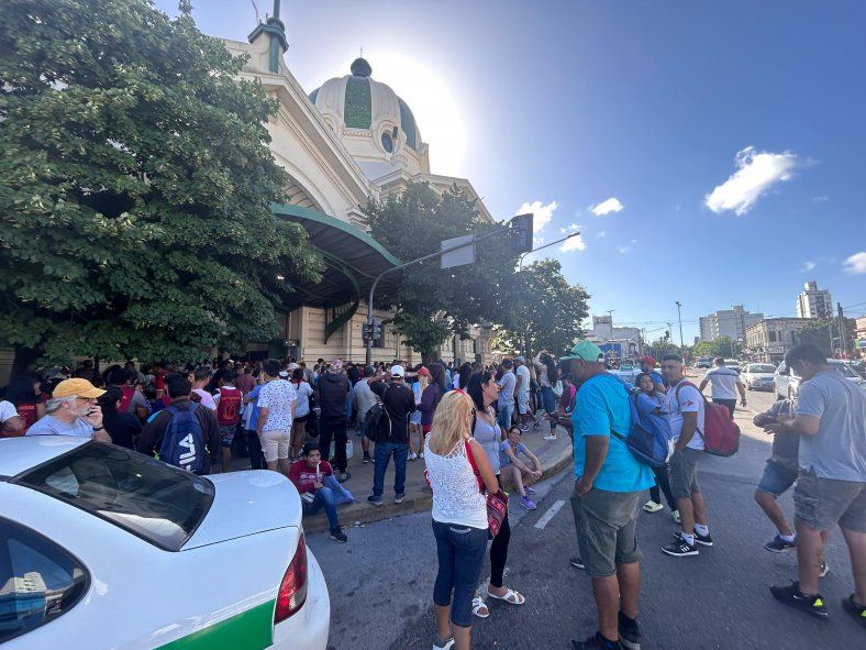 Desde las 9 de la mañana, la estación de trenes de La Plata comenzó a recibir a manifestantes que se sumarán al paro nacional.