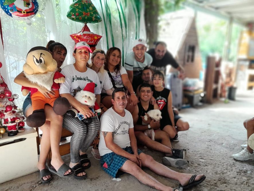 Los vecinos de Lisandro Olmos que asisten al comedor Los Duendes del Parque deben asistir en grupo para evitar robos. Los vecinos de Lisandro Olmos que asisten al comedor Los Duendes del Parque deben asistir en grupo para evitar robos.