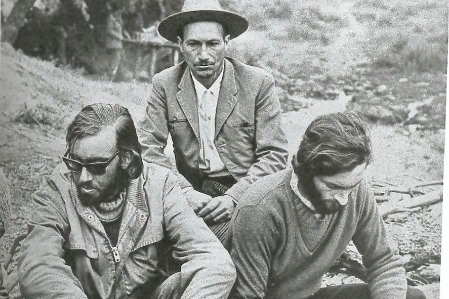 Nando Parrado y Roberto Canessa junto al arriero que los encontró.