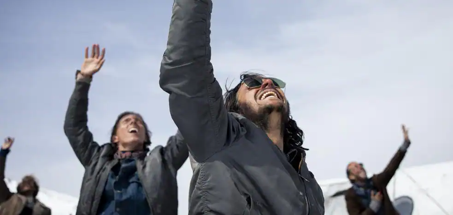 El cartel de la Sociedad de la Nieve, de Juan Antonio Bayona, muestra el momento del rescate.