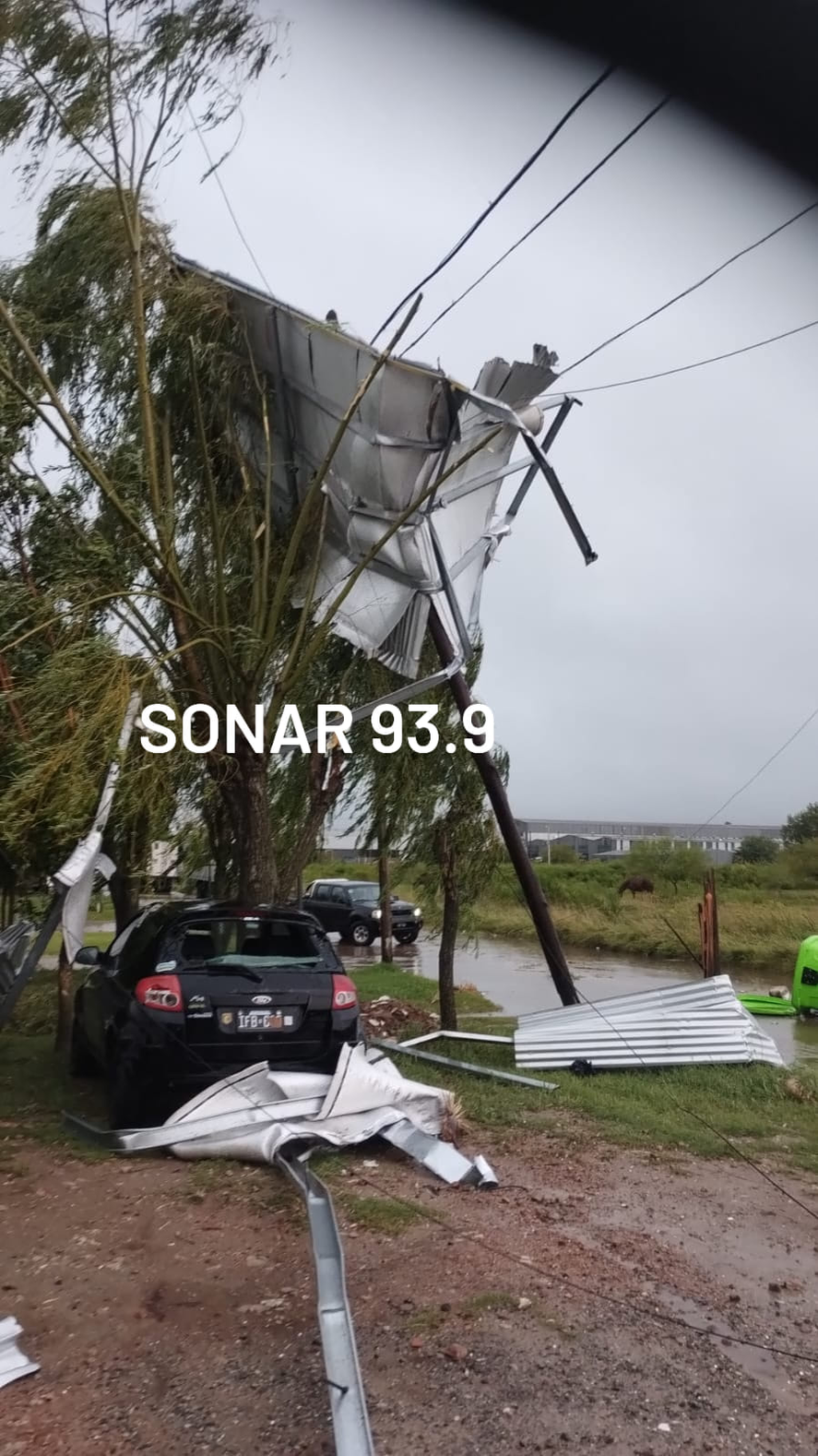 Voladura de techo en calle Garay y Las Heras.