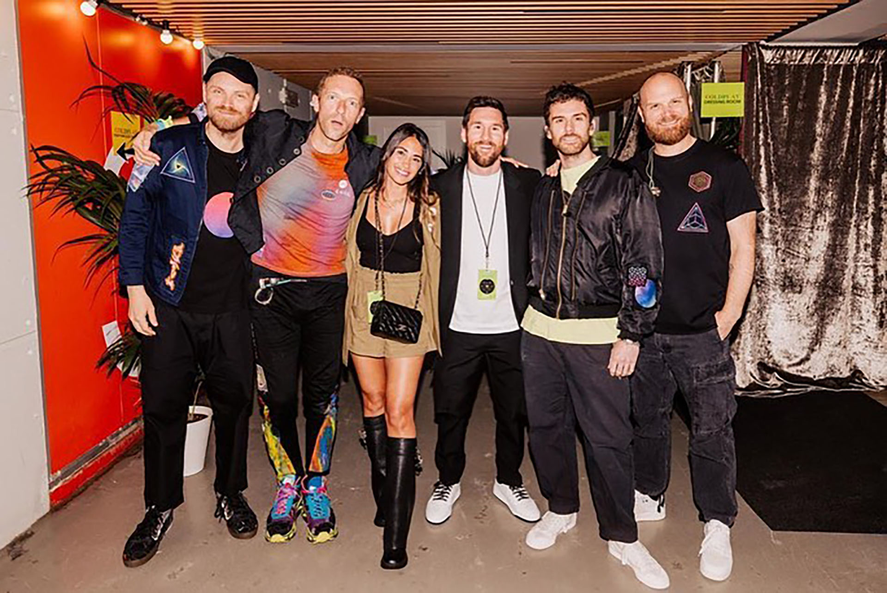 Messi y Antonella con los integrantes de Coldplay.