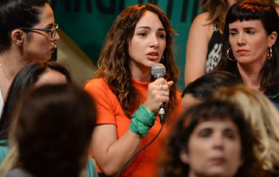 El 11 de diciembre de 2018 Thelma Fardín hizo pública la denuncia contra Juan Darthés acompañada del colectivo Actrices Argentinas.