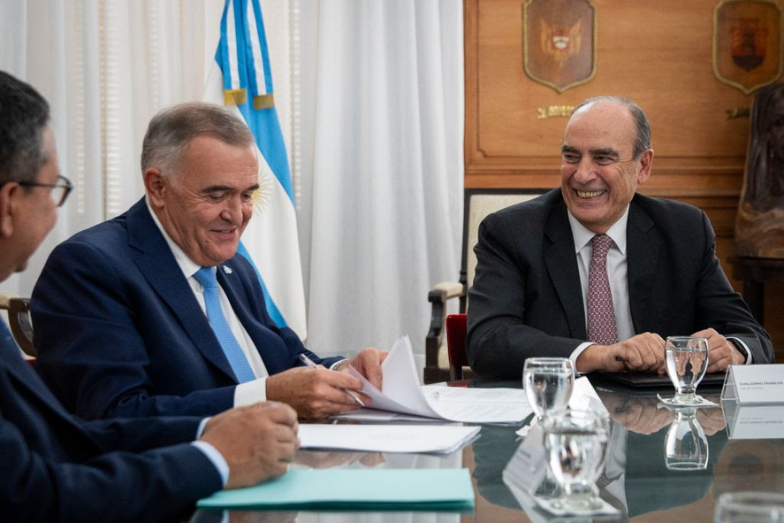 Guillermo Francos y el gobernador de Tucumán firmaron el traspaso de obras de Nación a esa provincia Guillermo Francos y el gobernador de Tucumán firmaron el traspaso de obras de Nación a esa provincia