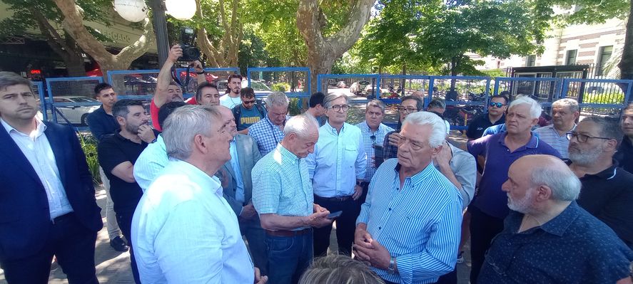 El ministro de Transporte bonaerense, Jorge D'Onofrio, dialogó con los dueños de los colectivos que llegaron a La Plata a reclamar subsidios. El ministro de Transporte bonaerense, Jorge D'Onofrio, dialogó con los dueños de los colectivos que llegaron a La Plata a reclamar subsidios.