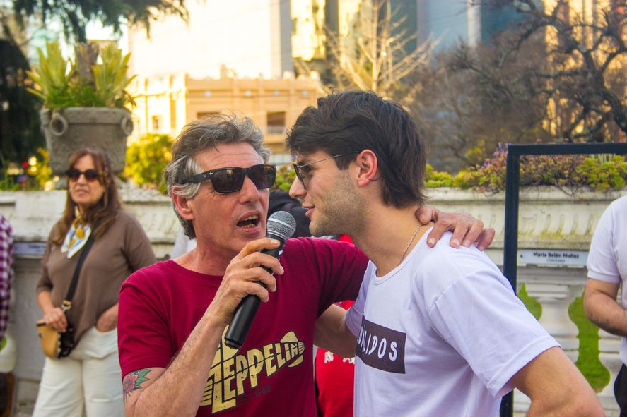 No solo arriba del escenario: Andy, interactuando y hablando con el publico que se sumó el pasado sábado a la propuesta de rock al aire libre