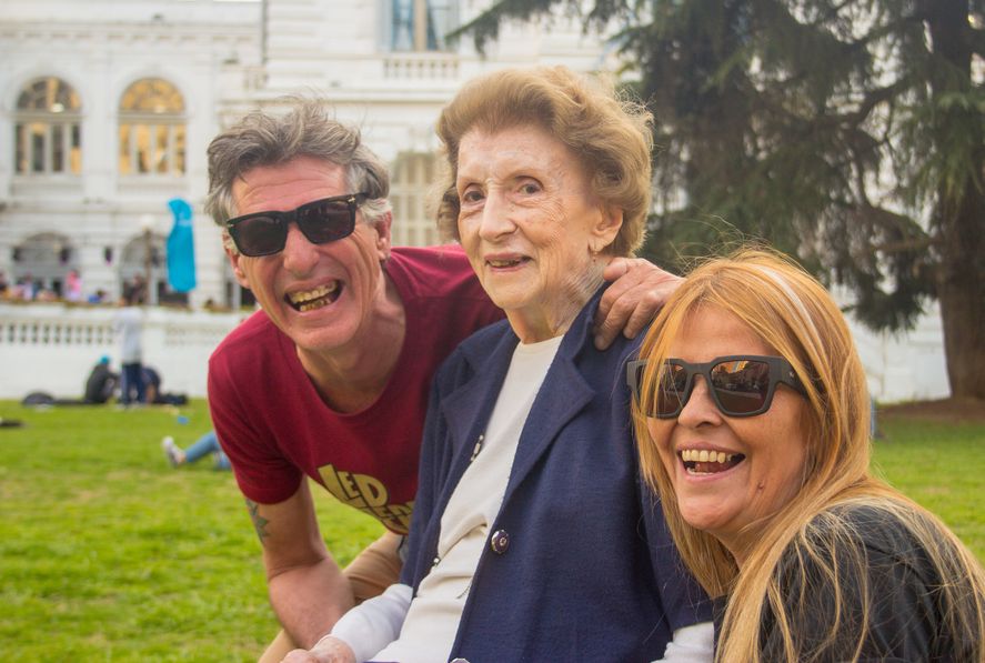 ¡Ese es mi nieto!: Daniela y Andy no quisieron dejar de saludar a la espectadora mas grande en edad del evento. La abuela estuvo presente para aplaudir a Nico, su nieto, quien integra la banda "Escuálidos"