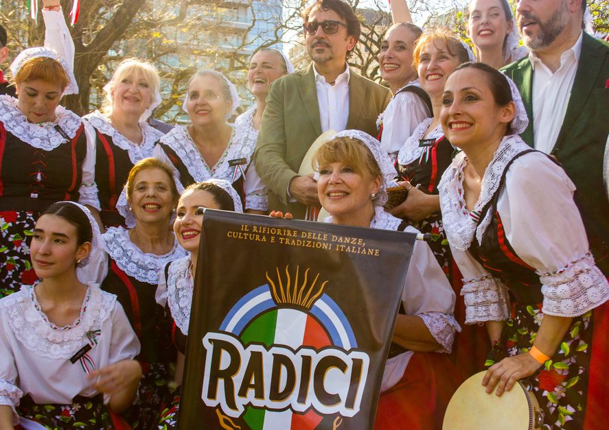 MÚSICA, DANZA Y TRADICIÓN: El ballet "Radici" estará trayendo a la capital bonaerense su alegría y danza al domingo de festejo