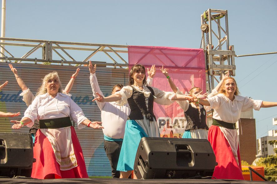 DE GENERACIÓN EN GENERACIÓN: toda la danza, el canto y sus tradiciones con la participación de todas las edades