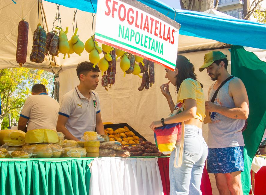 Decenas de puestos se preparan con diferentes comidas que identifican su gastronomía 