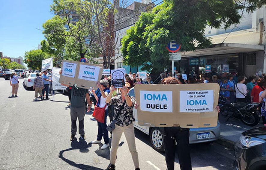 El conclito entre IOMA y FEMEBA complica la atención médica de miles de bonaerenses y en muchas localidades salieron a manifestarse. El conclito entre IOMA y FEMEBA complica la atención médica de miles de bonaerenses y en muchas localidades salieron a manifestarse.