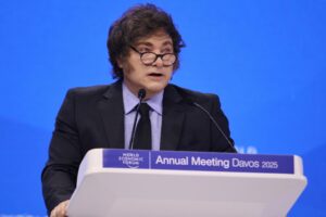 Milei esquivó el escándalo de las coimas con insultos y exageraciones frente a sus viejos empleadores